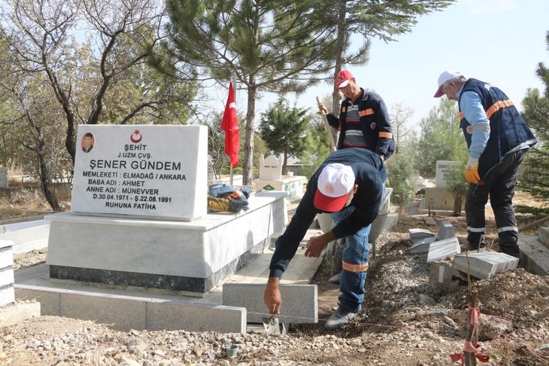 ELMADAĞ BELEDİYESİNDENŞEHİT MEZARLARNA BAKIM ÇALIŞMASI