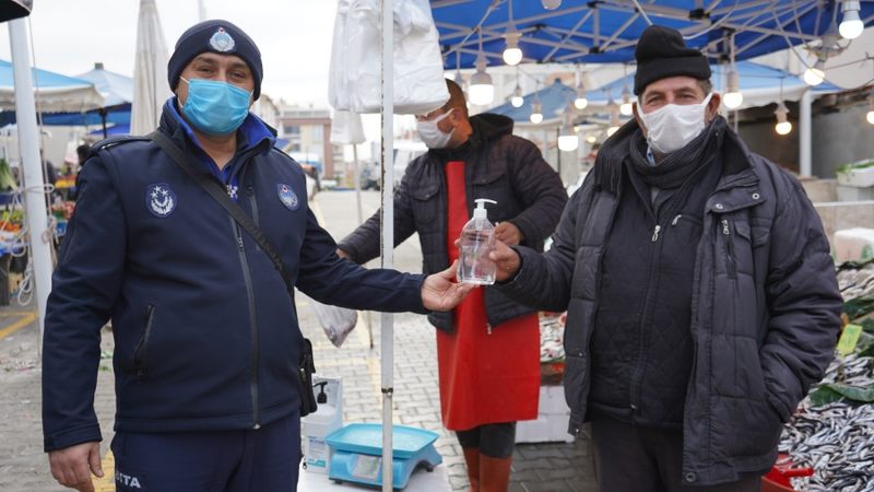 LÜLEBURGAZ BELEDİYESİ PAZAR YERİ ESNAFINA DEZENFEKTAN DAĞITTI 