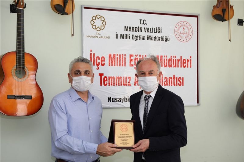 MARDİN İL MEM  SÜMER HAYIRSEVER VATANDAŞLARA  PLAKET TAKDİM ETTİ.