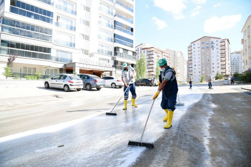 Mamak’ta cadde ve sokaklar sabunlu su ile yıkanıyor   