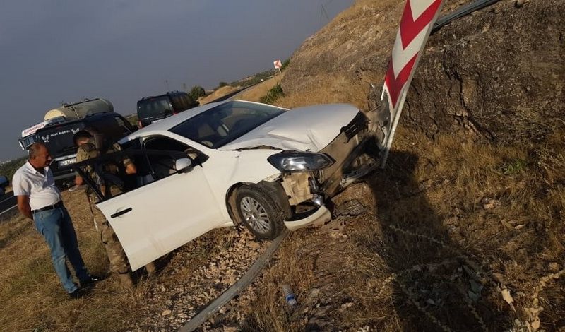 MARDİN-MİDYAT KARAYOLUNDA TRAFİK LEVHASINA ÇARPAN ARAÇTA 2 KİŞİ YARALANDI