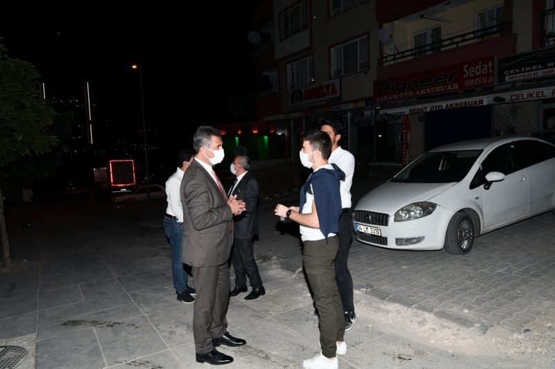 Başkan Köse gece yarısı maske dağıttı