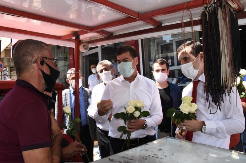 NUSAYBİN İLÇESİNDE MASKE TAKAN VATANDAŞLARA BEYAZ GÜL VERİLDİ