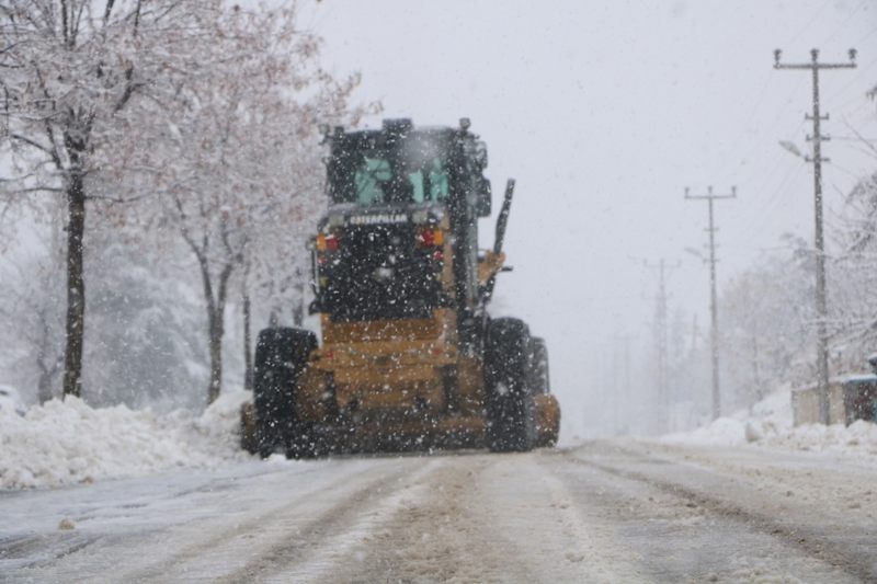Elmadağ Belediyesi Kar Küreme Araçları  ile Yolları Kardan Temizledi.