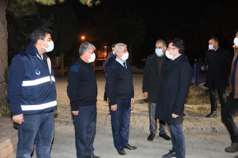 KIZILTEPE İLÇE KAYMAKAMIHÜSEYİN ÇAM GÖREV BAŞINDA ÇALIŞANLARIN YENİ YILINI KUTLADI