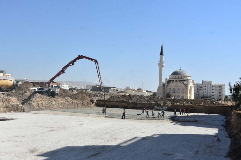 NUSAYBİN TİCARET MERKEZİ’NİN TEMEL ÖNCESİ GROBETON DÖKÜMÜ YAPILDI.