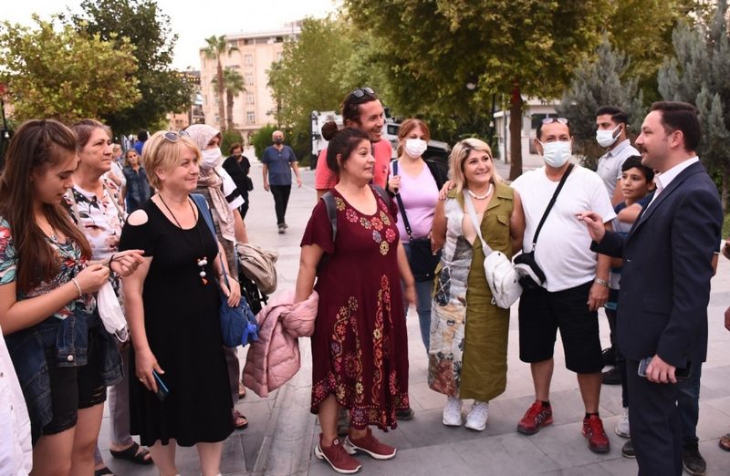 Nusaybin Kaymakamı Ercan Kayabaşı, Bursa’dan gelen misafirlere tarihi mekânları anlattı.