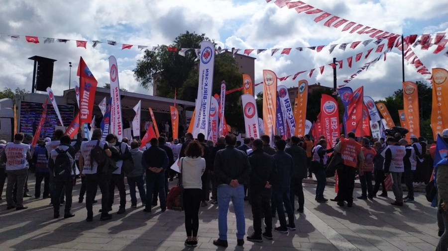 KAMU EMEKÇİLERİ HUKUKSUZLUĞA KARŞI MEYDANLARA ÇIKTI