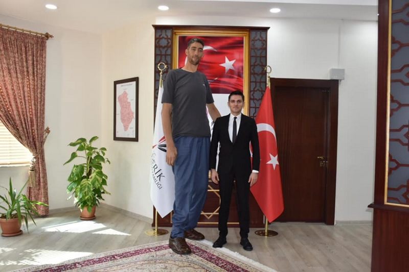 DÜNYANIN EN UZUN İNSANI SULTAN KÖSEN’DEN DERİK  KAYMAKAMI ÇAKIR