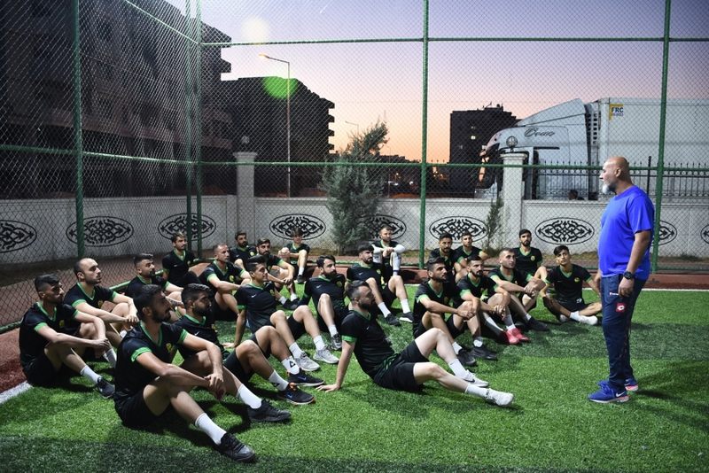 Nusaybin Belediye Spor Futbolcu Tanıtımı ve Taraftarla Buluşma Programı Düzenledi.