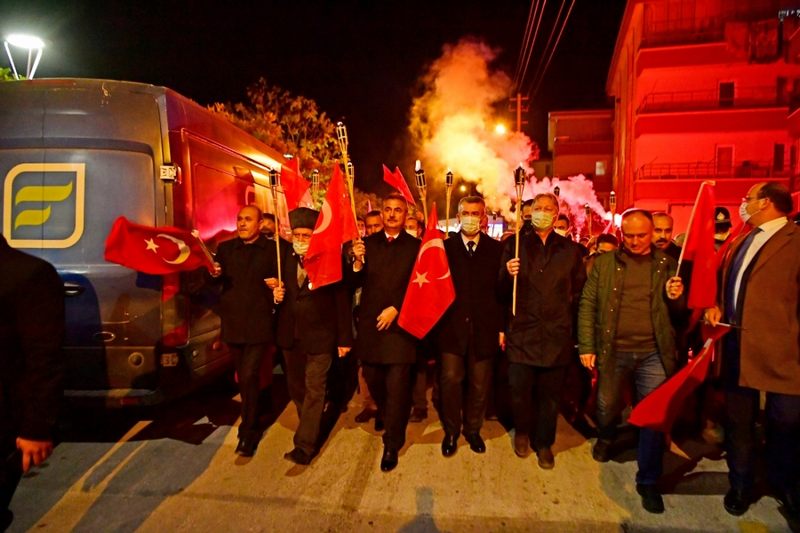 Cumhuriyet Bayramında Mamak semaları meşalelerle aydınlandı