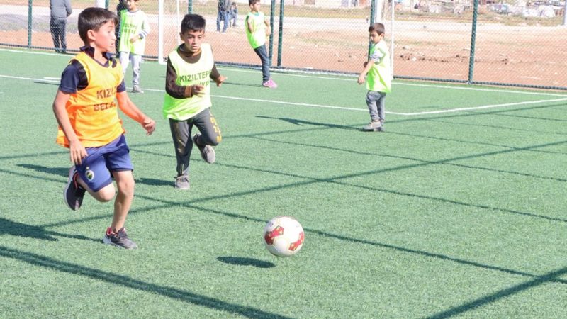 KIZILTEPE İLÇESİNDE ÇOCUKLARARASI FUTBOL MAÇI DÜZENLENDİ