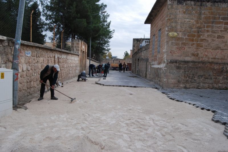  Midyat’ta yol yapım, kaldırım yenileme ve parke çalışmaları devam ediyor