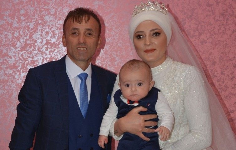 PANDEMİ NEDENİYLE DÜĞÜN YAPAMAYAN ÇİFT , 5,5 AYLIK OĞULLARI İLE BERABER DÜĞÜN YAPTI