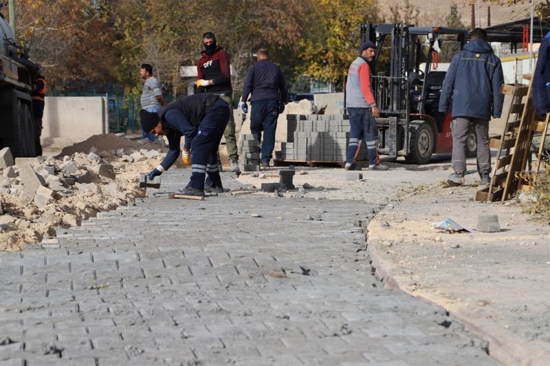 MAZIDAĞI İLÇESİNDE PARKE DÖŞEME ÇALIŞMASI DEVAM EDİYOR