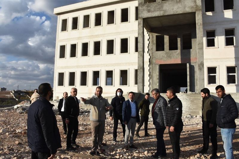 Nusaybin Kaymakamı Ercan Kayabaşı, Neriman ve Celal Özel Nusaybin MYO İnşaatında incelemelerde bulundu