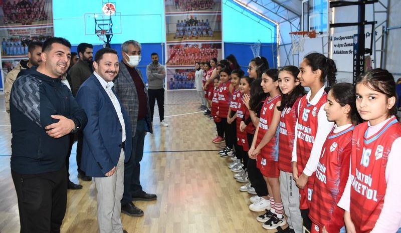 Nusaybin İlçe Kaymakamı Ercan Kayabaşı, Minik Sporcuları Ziyaret Etti.