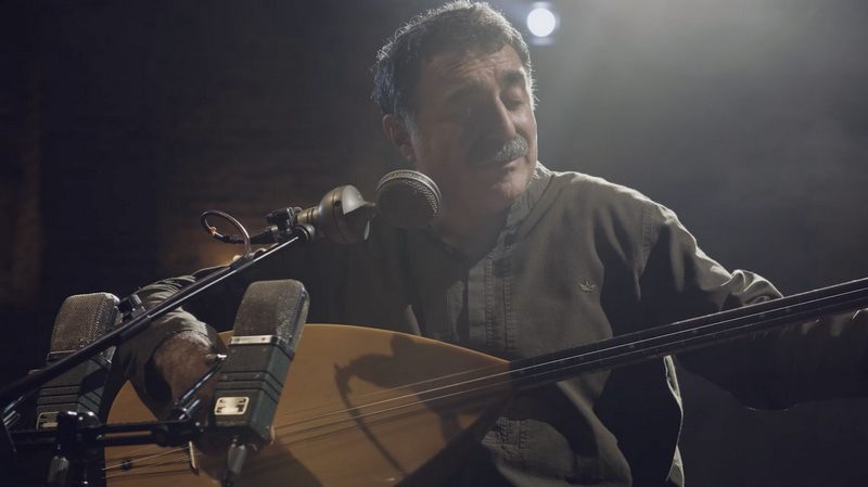 TÜRK HALK MÜZİĞİ’NİN USTA İSMİ ERDAL ERZİNCAN’DAN MİNİ KONSER   