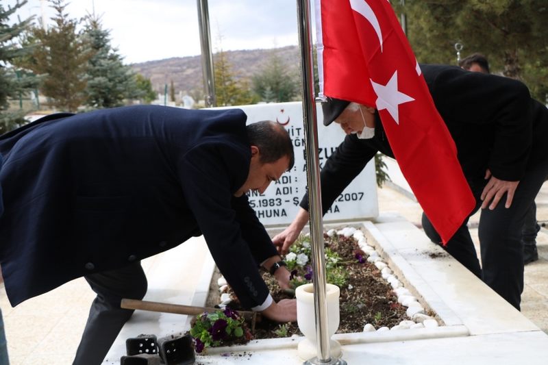 ELMADAĞ BELEDİYESİ ŞEHİT MEZARLARININ BAKIM VE ONARIMINI GERÇEKLEŞTİRDİ