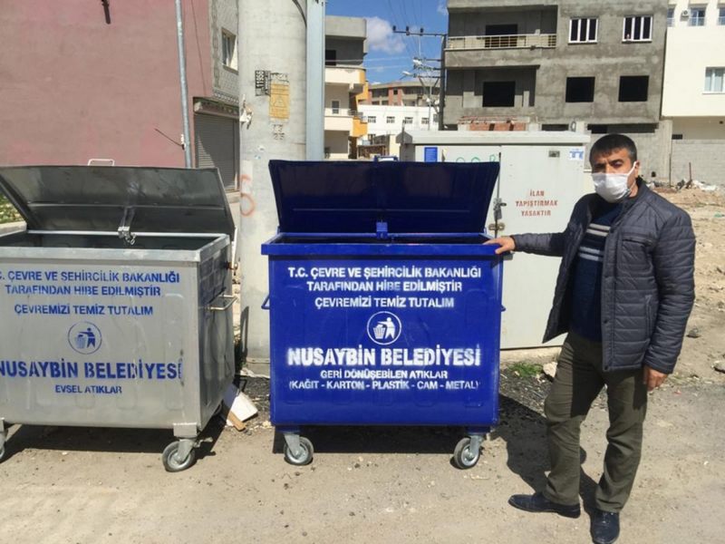 NUSAYBİN BELEDİYESİNDEN MAVİ RENKLİ GERİ DÖNÜŞÜM KONTEYNIRLARI  