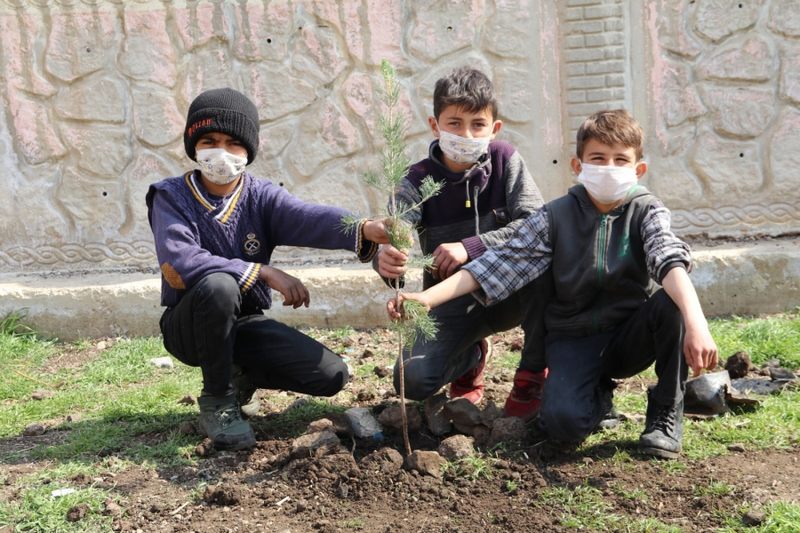 Derikli Öğrenciler Okul Bahçesine Fidan Dikmenin Mutluluğunu Yaşadı