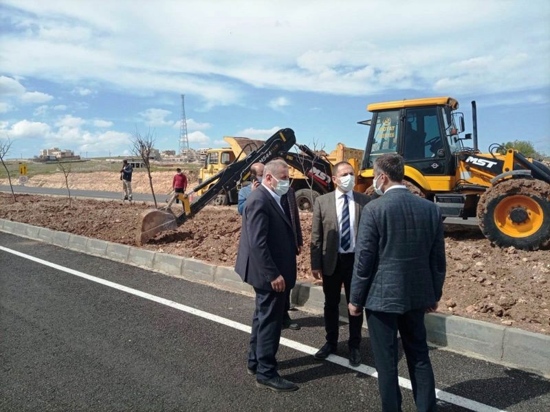 Midyat’ta yol yenileme çalışmaları devam ediyor 