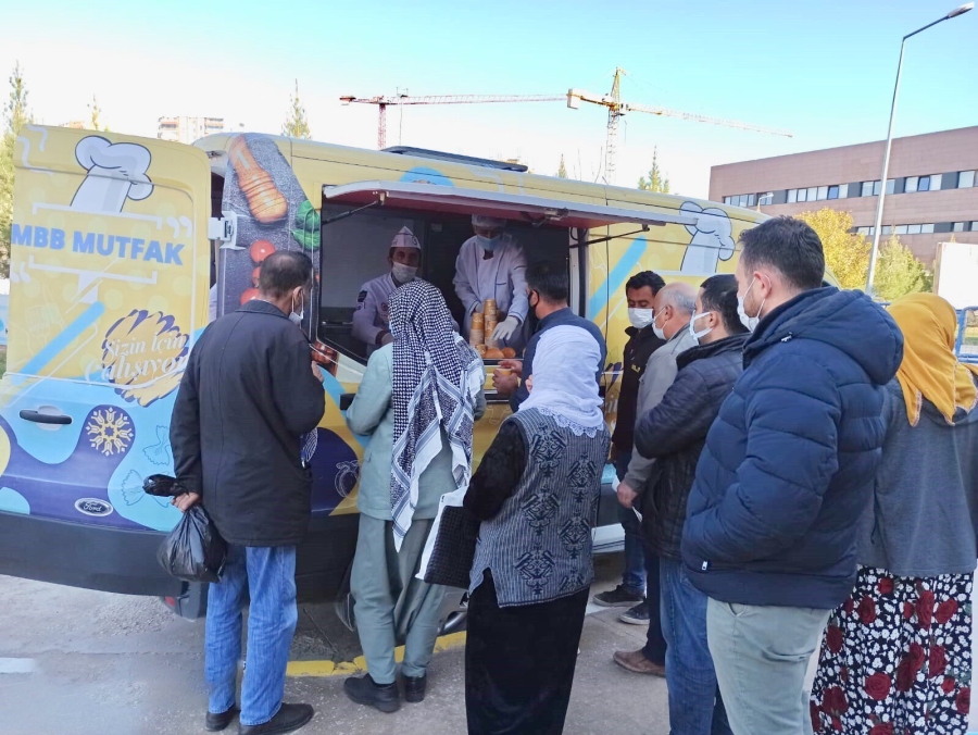 MARDİN BÜYÜKŞEHİR BELEDİYESİ VATANDAŞLARA SICAK ÇORBA İKRAM EDİYOR