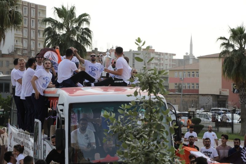 ŞAMPİYON  YENİ KIZILTEPESPOR TAKIMINA COŞKULU KARŞILAMA