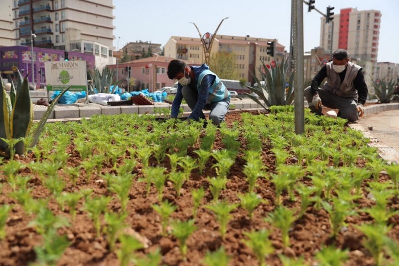 Mardin’de Kavşaklar ve İstinat Duvarları Süsleniyor