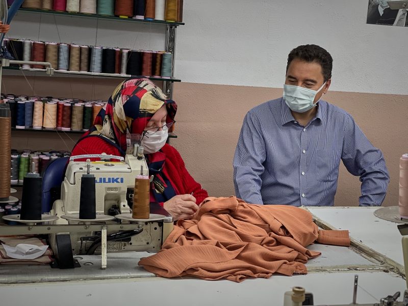 Babacan’dan maske üreten tekstil atölyesine ziyaret