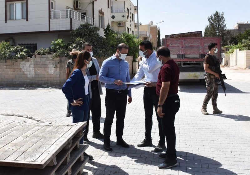 NUSAYBİN İLÇE KAYMAKAMI VE BELEDİYE BAŞKAN VEKİLİ EMRE YALÇIN, PARKE TAŞI ÇALIŞMALARINI DENETLEDİ