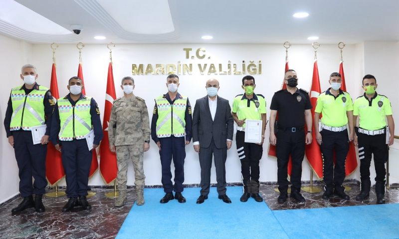 Mardin Valisi  Demirtaş, Başarılı Trafik Görevlilerini Ödüllendirdi