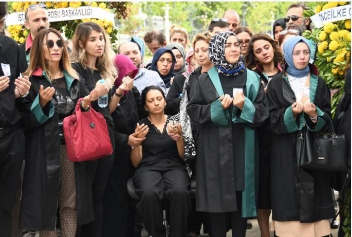 Öldürülen Avukat ağabeyinin cübbesini giyip 22 ay dedektif gibi iz sürdü