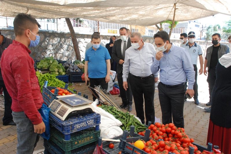 Midyat Kaymakamı Dundar ve Belediye Başkanı Şahin, semt pazarında Kovid-19 tedbirlerini denetledi  