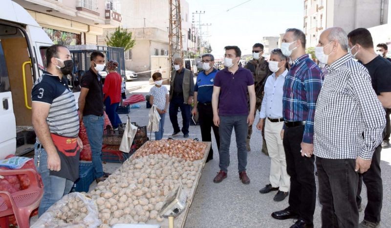 NUSAYBİN İLÇESİNDE KURULAN PAZAR YERİNDE KAYMAKAM EMRE YALÇIN