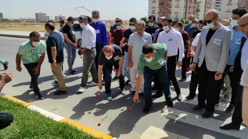 EĞİTİM BİRSEN  YÖNETİMİ KAZADA ÖLEN ÖĞRETMENLER İÇİN KAZA YERİNE ÇİÇEK BIRAKTI 