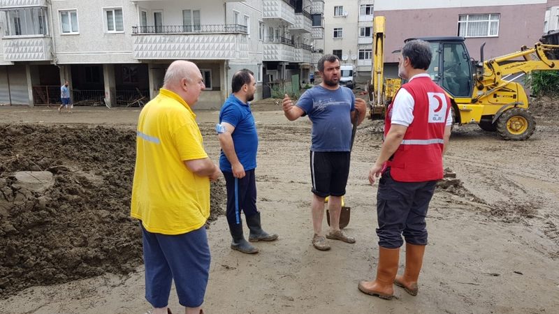 KIZILAY’DAN SELZADELERE SICAK YEMEK