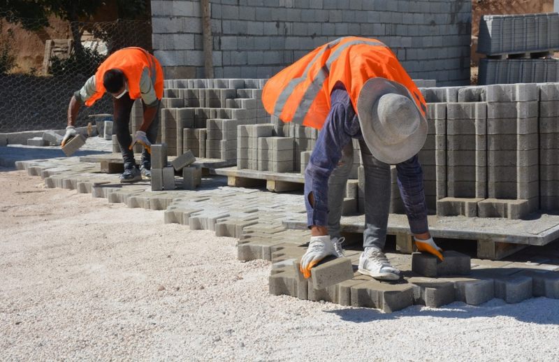 Kızıltepe İlçesi  Yarımca Mahallesinde Parke Döşeme Çalışması Başladı