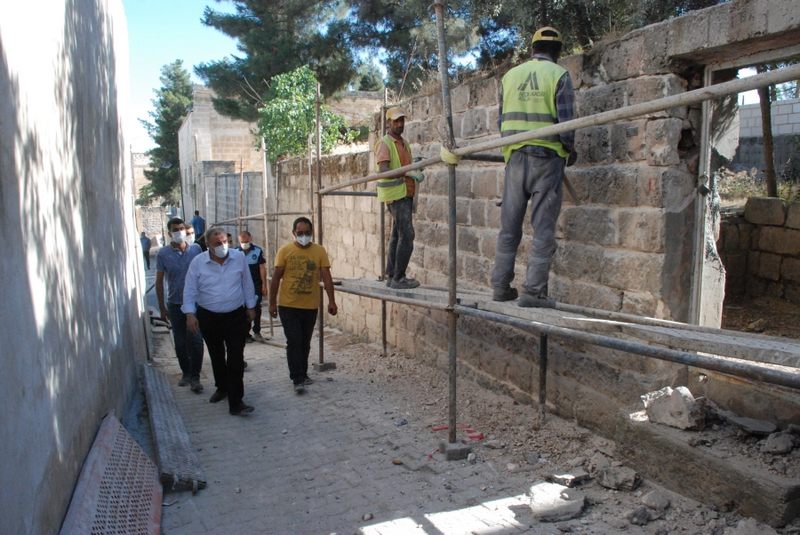 Midyat Belediye Başkanı Veysi Şahin, yapımı devam eden projeleri inceledi