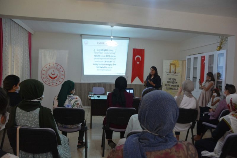 NUSAYBİNLİ  KADINLARA “ERKEN YAŞTA VE ZORLA EVLİLİKLERLE MÜCADELE SEMİNERİ” VERİLDİ.