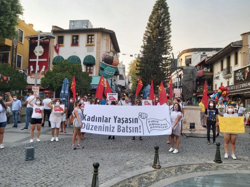 Kadınlar Azra Gülendam Haytaoğlu için Antalya