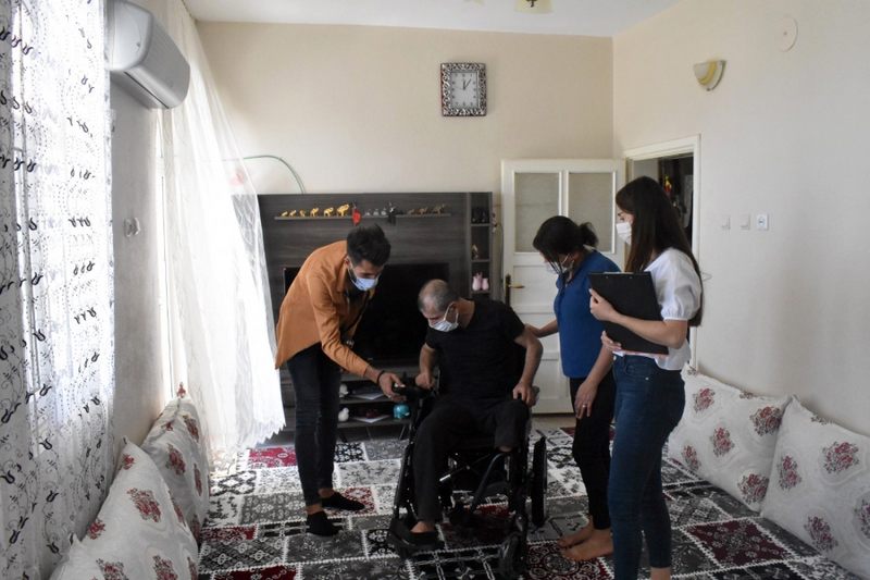 Mardin Büyükşehir Belediyesinden Engelli Vatandaşa Akülü Sandalye