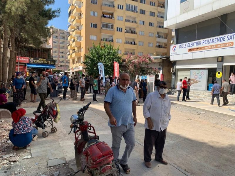 KIZILTEPE İLÇESİ DEDAŞ ÖNÜNDEKİ  BORÇ ÖDEME KUYRUKLARI VATANDAŞI PERİŞAN EDİYOR