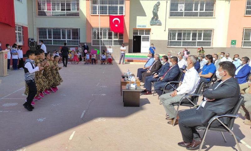 Nusaybin Kaymakamı Ercan Kayabaşı, İlköğretim Haftası Kutlama Programına katıldı.