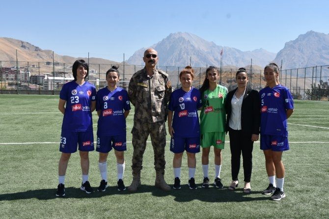 HAKKARİGÜCÜ KADIN FUTBOL TAKIMI’NIN YENİ SPONSORU İŞBİR YATAK 