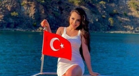 Azerbaycan Miss Smile Güzeli Zümrüd Mammadova kariyerine Türkiye’de devam ediyor