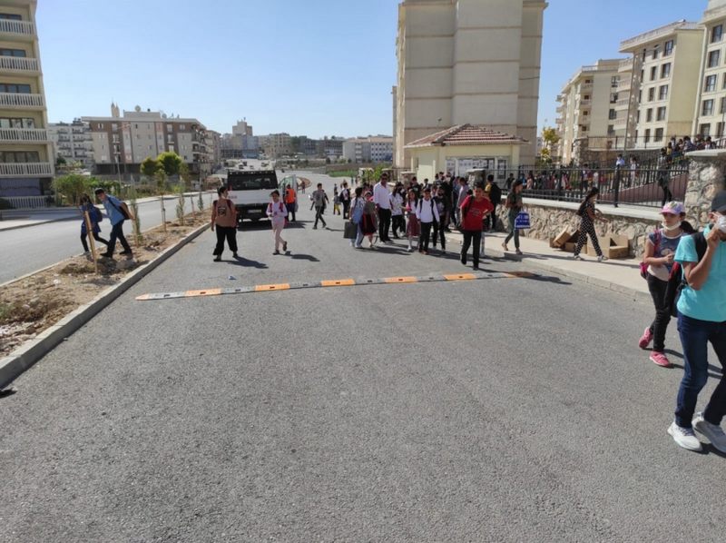 NUSAYBİN İLÇESİNDEKİ OKUL BÖLGELERİNDE HIZ KESİCİ KASİS ÇALIŞMASI YAPILDI.