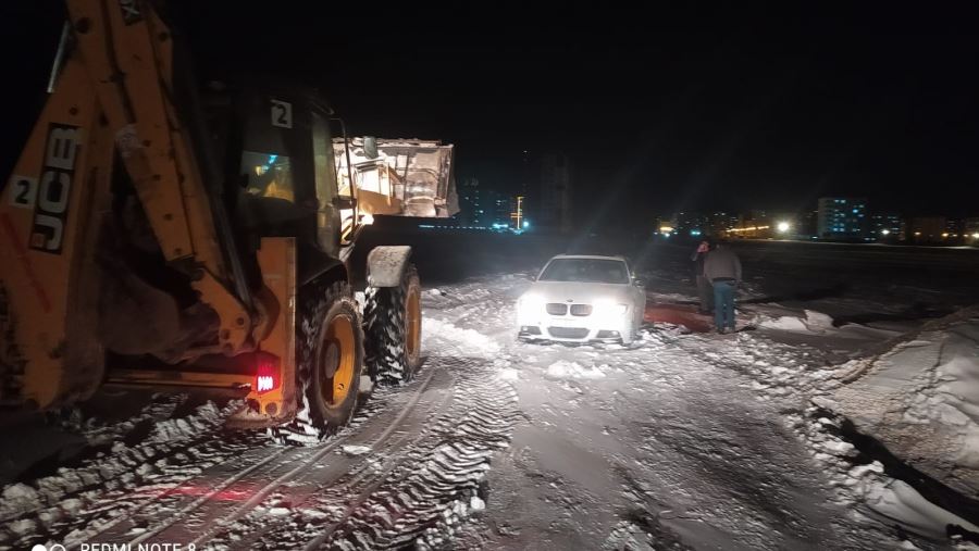 Kızıltepe İlçesinde Karda mahsur kalan vatandaşlar kurtarıldı