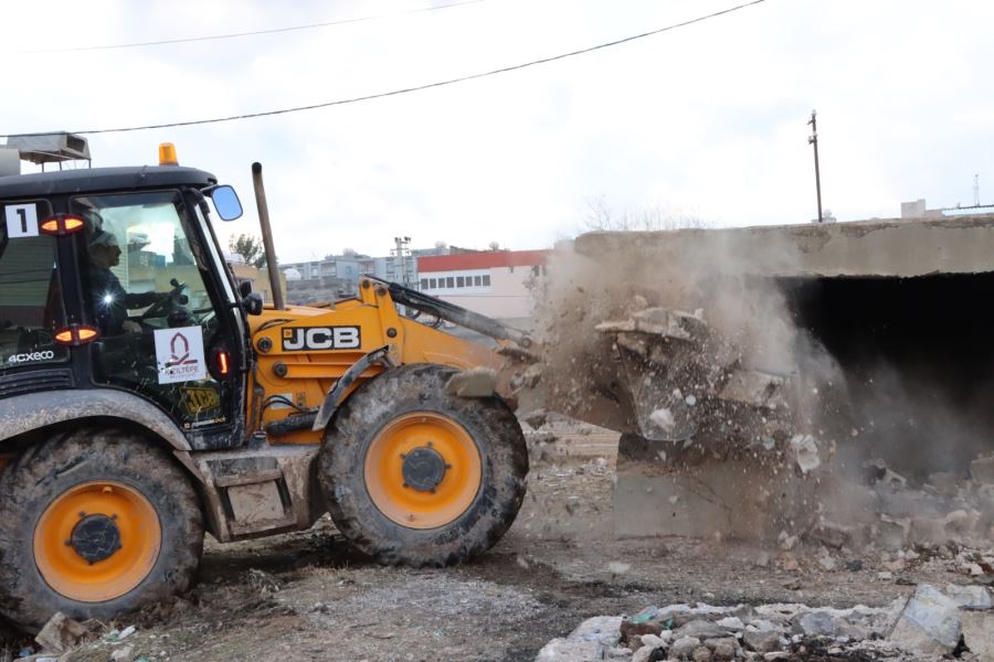 Kızıltepe ilçesinde Metruk Binaların Yıkımı Devam Ediyor