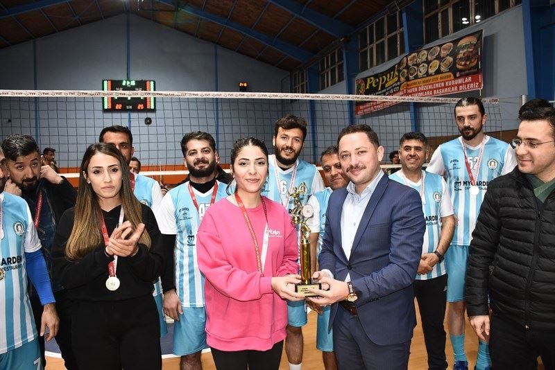 Nusaybin Kaymakamı Ercan Kayabaşı, Kurumlar Arası Voleybol Turnuvası Final ve Ödül Törenine Katıldı.